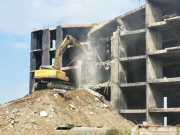 سازه نا ایمن مسکن مهر کردکوی تخریب شد