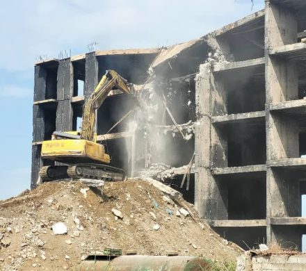 سازه نا ایمن مسکن مهر کردکوی تخریب شد